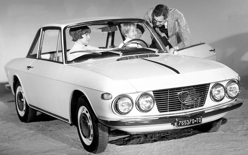 immagine promozionale d'epoca della Lancia Fulvia prima serie con famiglia