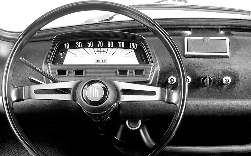 Gli interni della Fiat 500 L, il cruscotto nero rivestito e il quadro strumenti largo