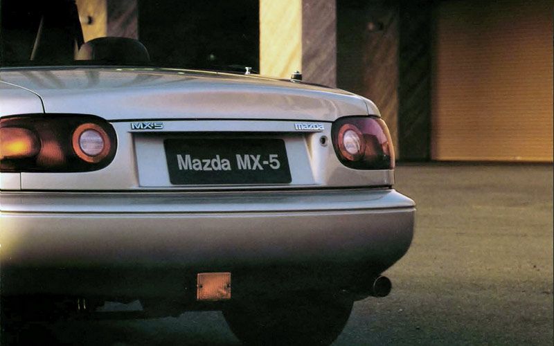Particolare posteriore - Brochure ufficiale Mazda