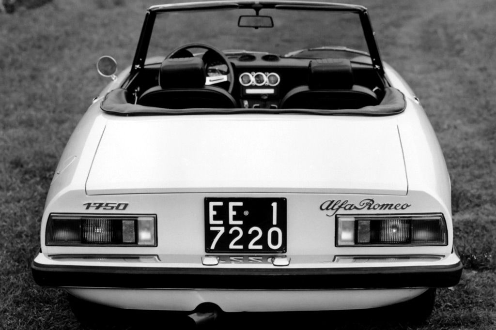 Foto di una spider anni '70, l'Alfa Romeo 1750 Spider Veloce, la prima coda tronca