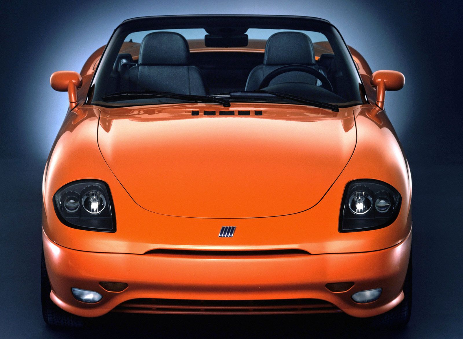 Foto ufficiale che ritrae il frontale della Fiat Barchetta prima serie in colore arancione aragosta