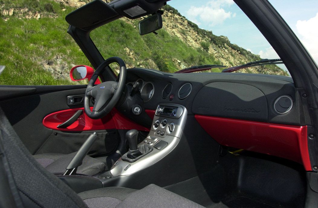 gli interni della Fiat Barchetta restyling con la console centrale effetto metallo