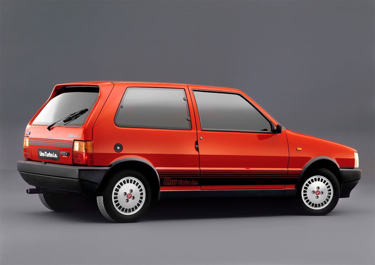Vista laterale della Fiat Uno Turbo prima serie del 1985 - 1989