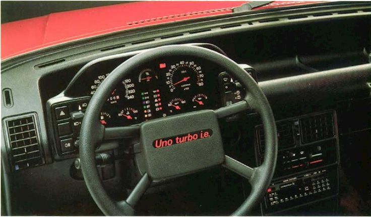 gli interni e il cruscotto della Fiat Uno Turbo prima serie