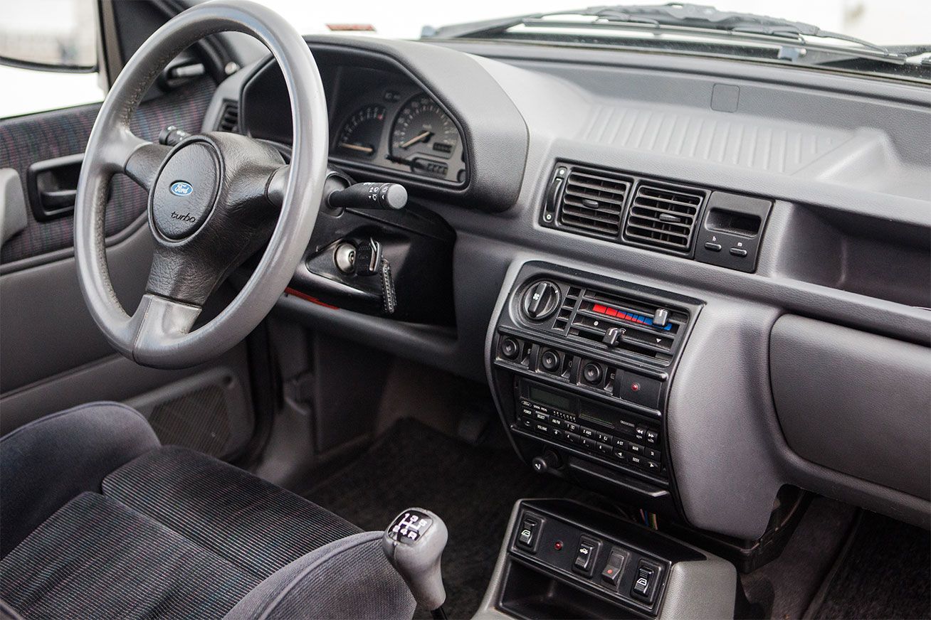 immagine degli interni della Ford Fiesta RS Turbo