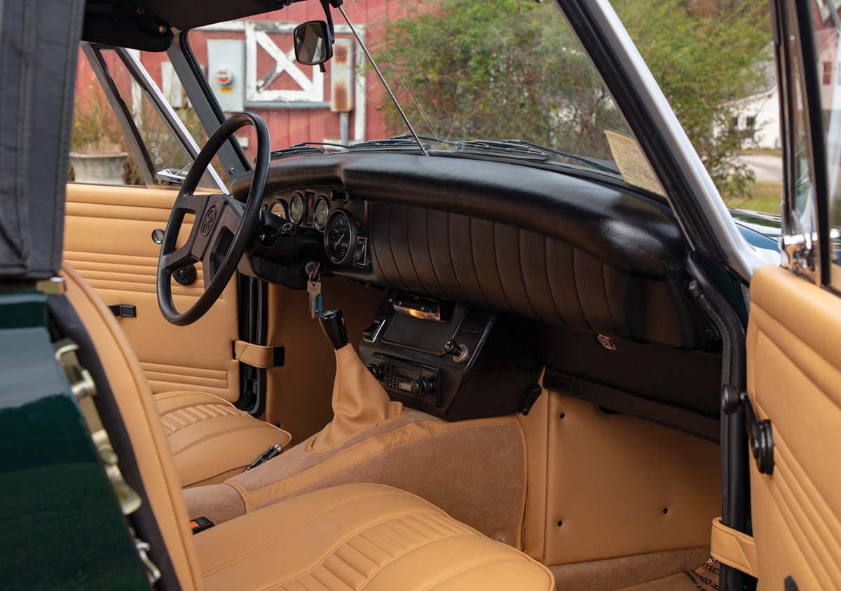 Gli interni della MG Midget 1500 con cruscotto morbido
