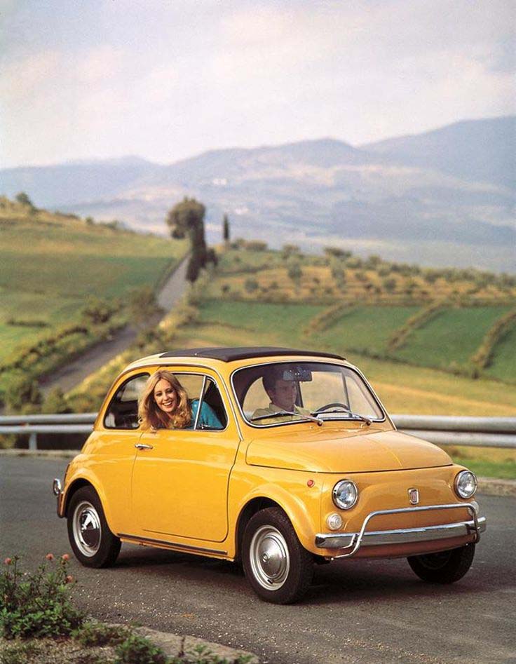 una Fiat 500 L di colore giallo positano (foto anni '60 - '70)