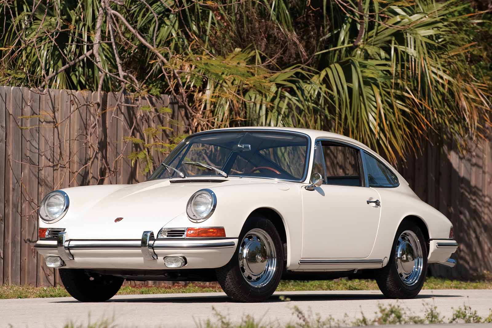 Porsche 911 anni '60 - vista frontale della prima serie di colore bianco