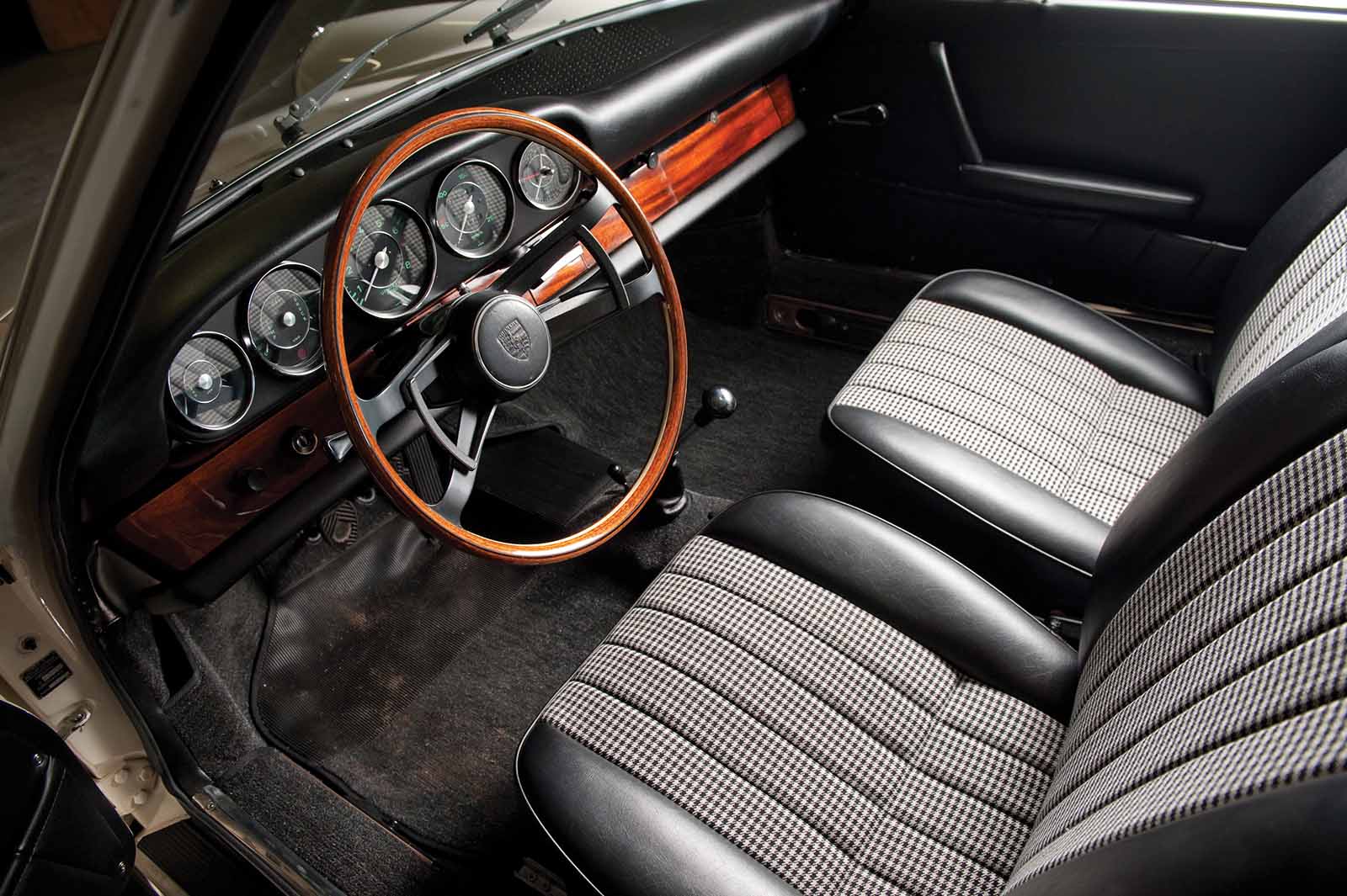 una vista degli interni della Porsche 911 anni '60 (prima serie)