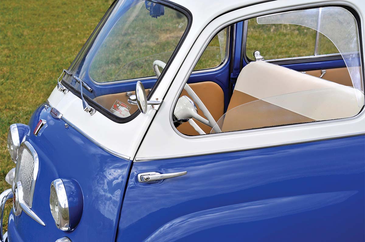 abitacolo e frontale della Fiat 600D Multipla del 1965 bicolore blu e bianco