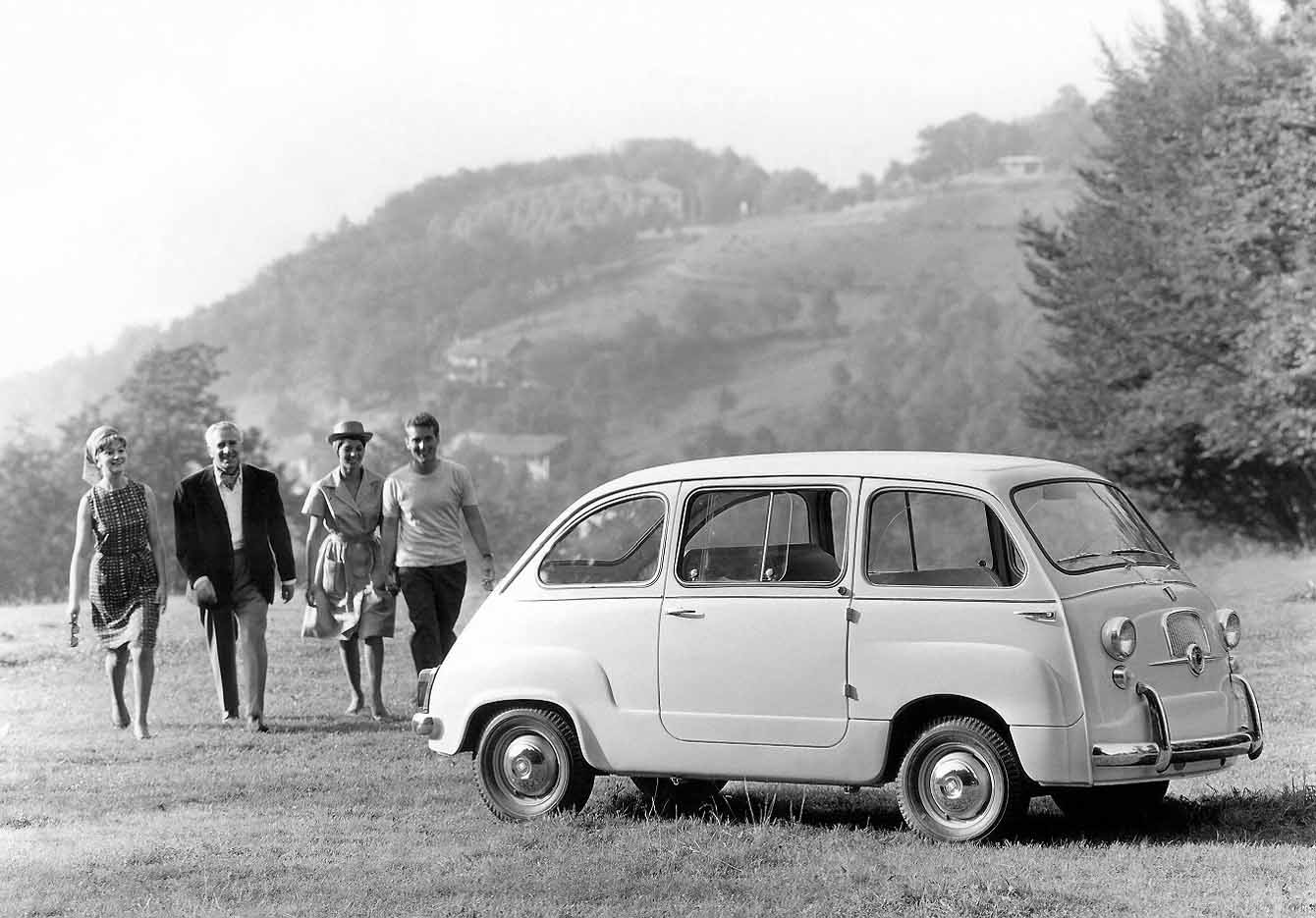 Foto d'epoca con 4 persone che salgono a bordo di una Fiat 600 Multipla