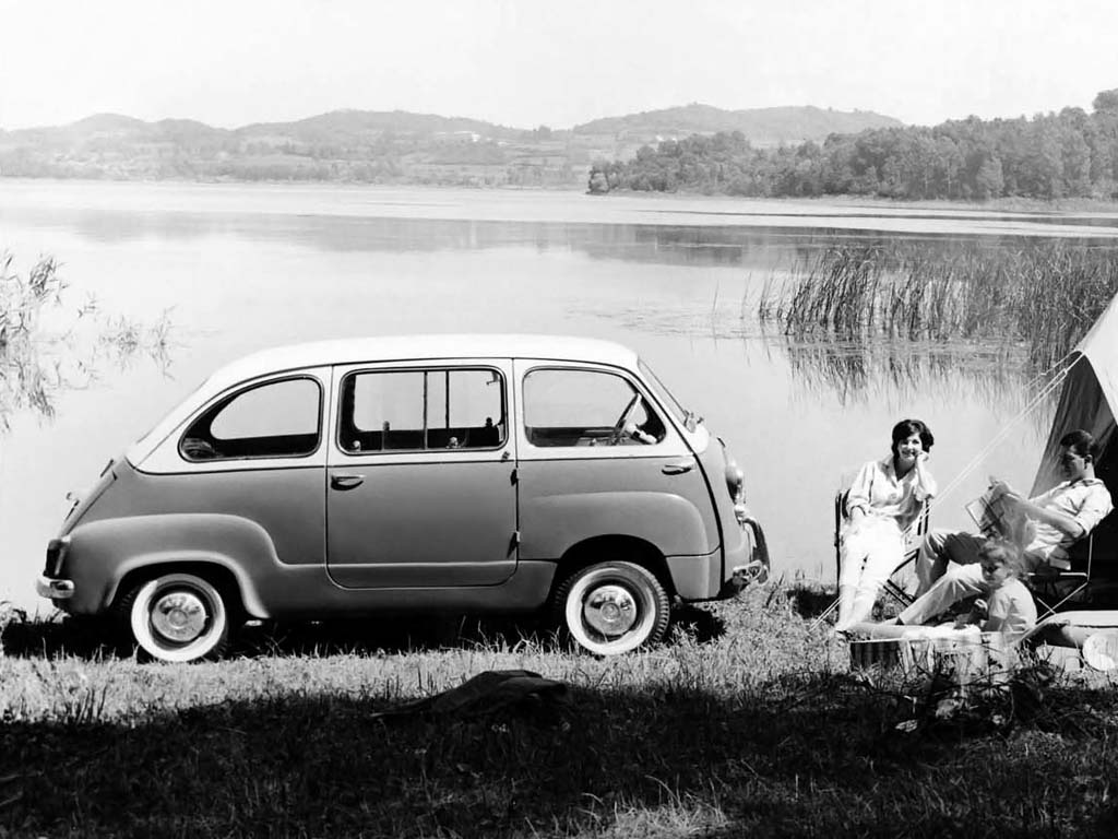 Campeggio e Fiat 600 Multipla in una foto d'epoca