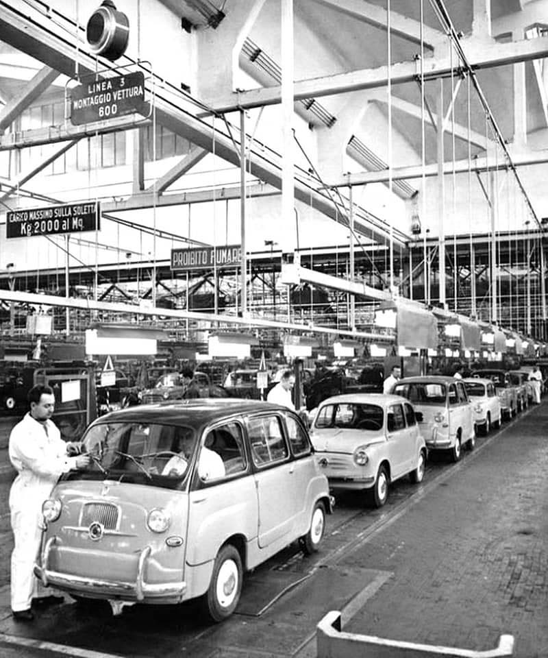 immagine d'archivio della catena di montaggio della fabbrica di Mirafiori sulla linea della Fiat 600