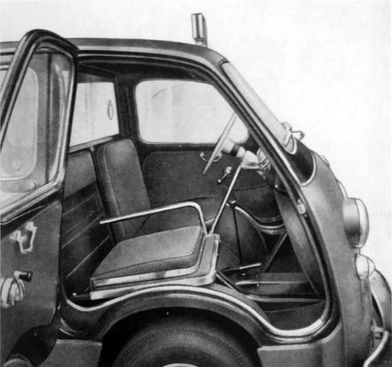 Gli interni: abitacolo della Fiat 600 Multipla TAXI in una foto illustrativa d'epoca