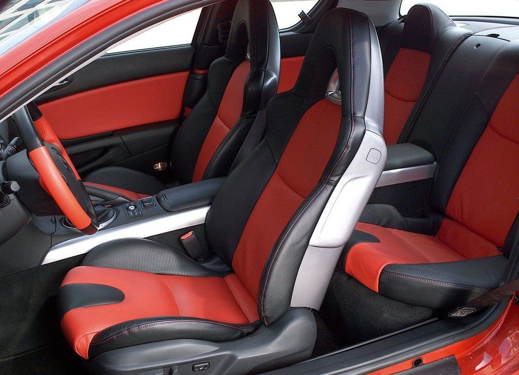 Gli interni della Mazda RX-8 color rosso