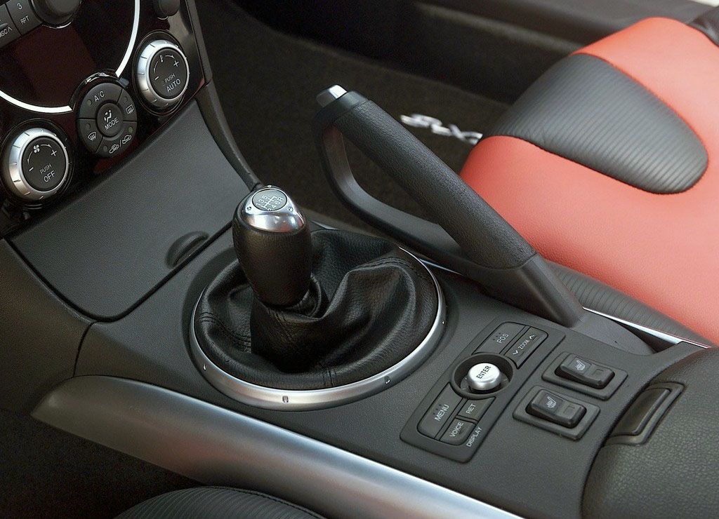 Gli interni della Mazda RX-8: la console centrale e il cambio