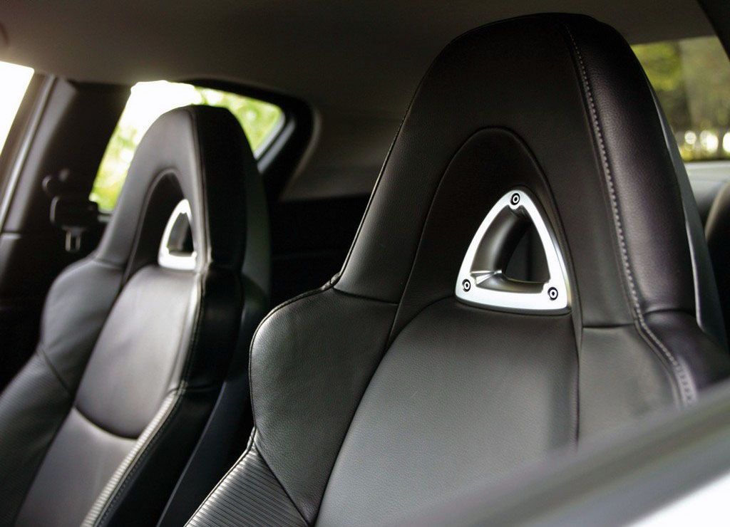Interni Mazda RX-8 - dettaglio sedili che riprende la forma dei rotori del motore wankel