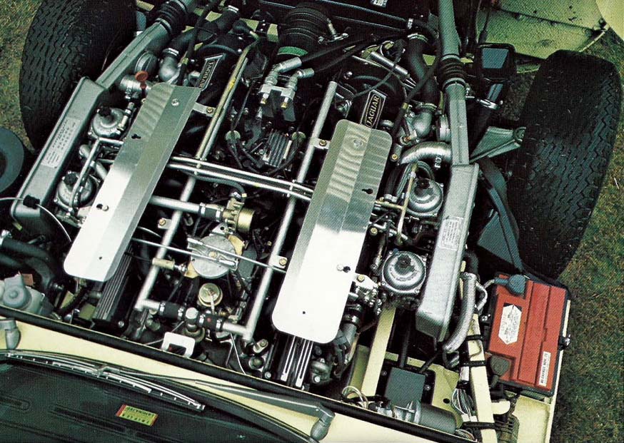 fotografia motore Jaguar E-Type V12 dodici cilindri del 1971