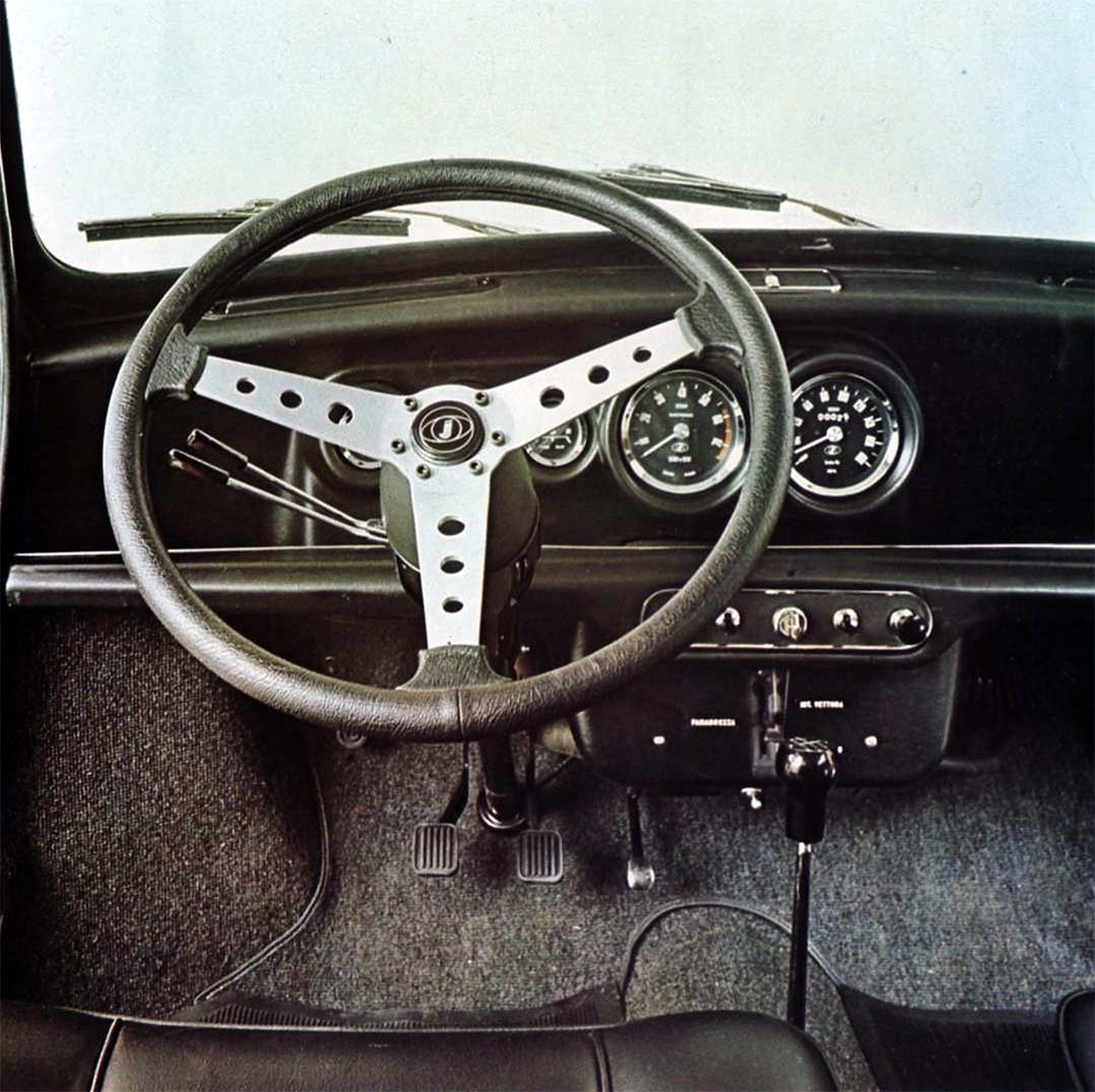 Gli interni della Innocenti Mini Cooper MK2, il cruscotto e il volante