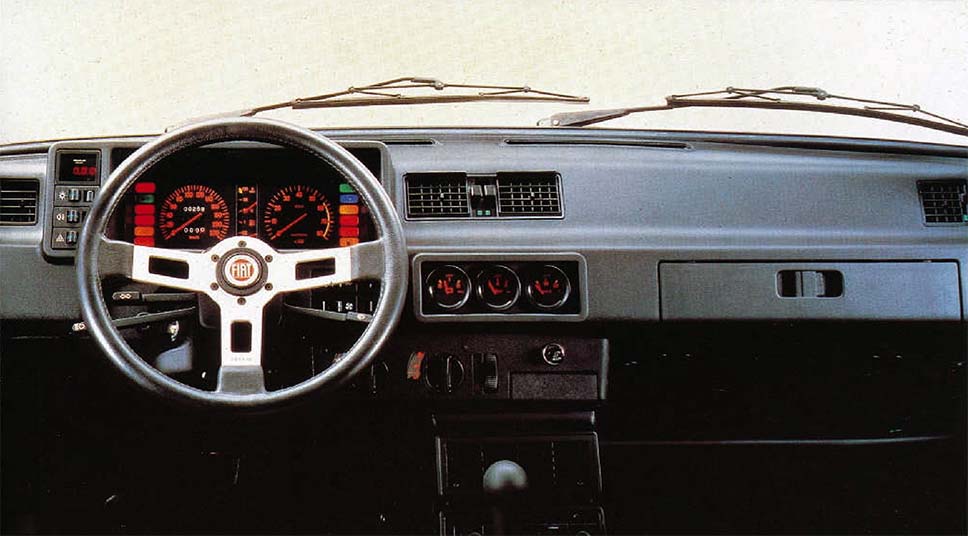 Gli interni della Fiat Ritmo Abarth 125 TC - il cruscotto e la strumentazione sportiva