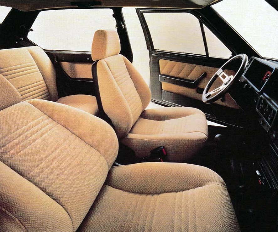 Gli interni della Fiat Ritmo Abarth 125 TC - i sedili in panno