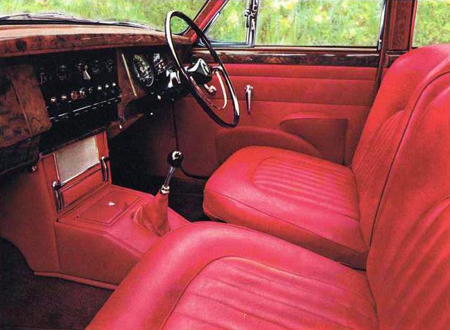 Gli interni della Jaguar 340 in colore rosso