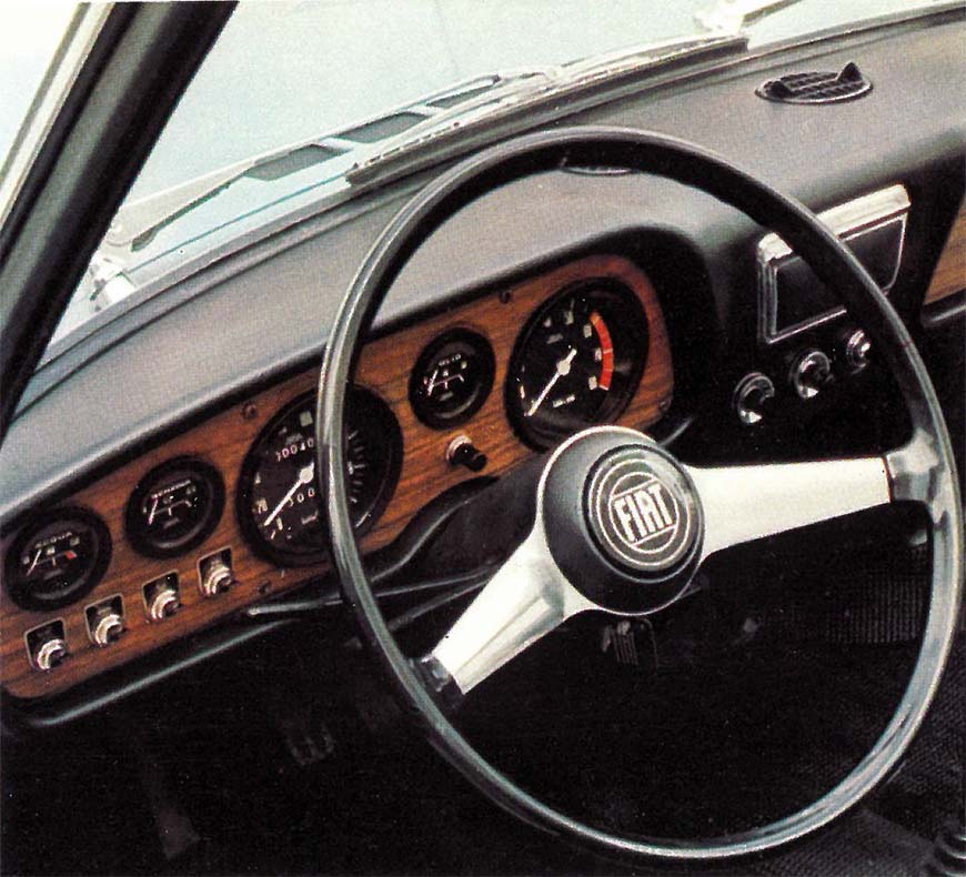 volante e cruscotto della Fiat 850 Spider prima serie
