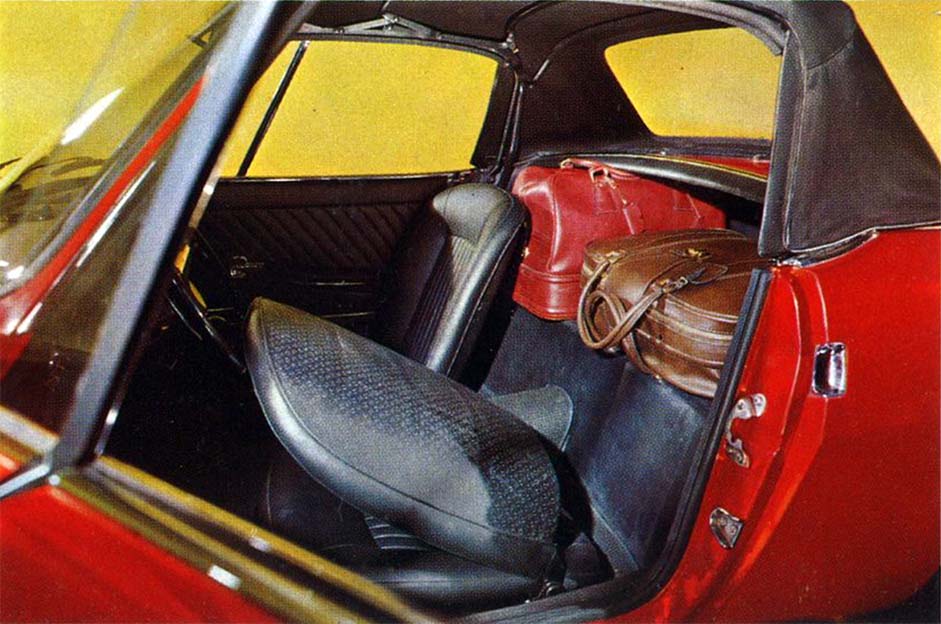gli interni della Fiat 850 Spider, nel dettaglio il vano porta valigie e il sedile ribaltabile