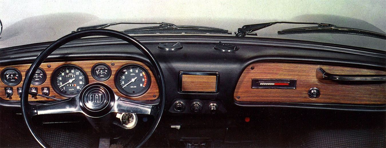 Immagine del cruscotto e degli interni della Fiat 850 Spider del 1967