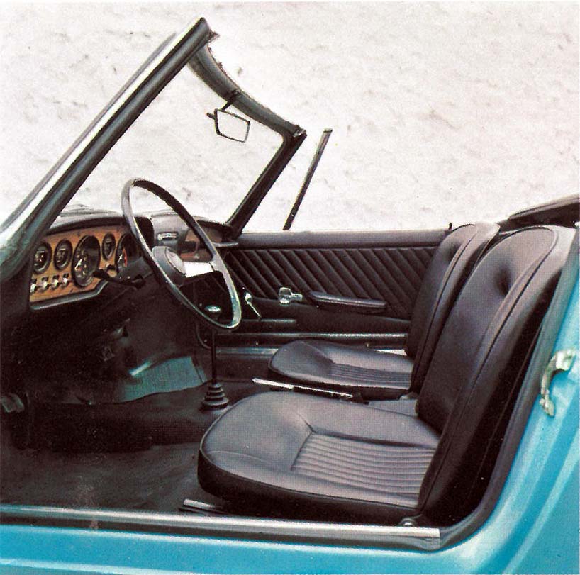 gli interni della Fiat 850 Spider prima serie con i caratteristici sedili