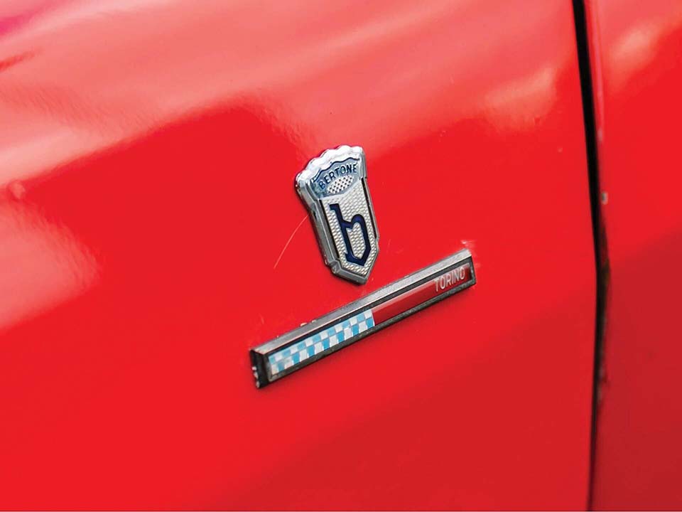 il simbolo o badge laterale di Bertone applicato sulla portiera della Fiat 850 Spider del del 1967