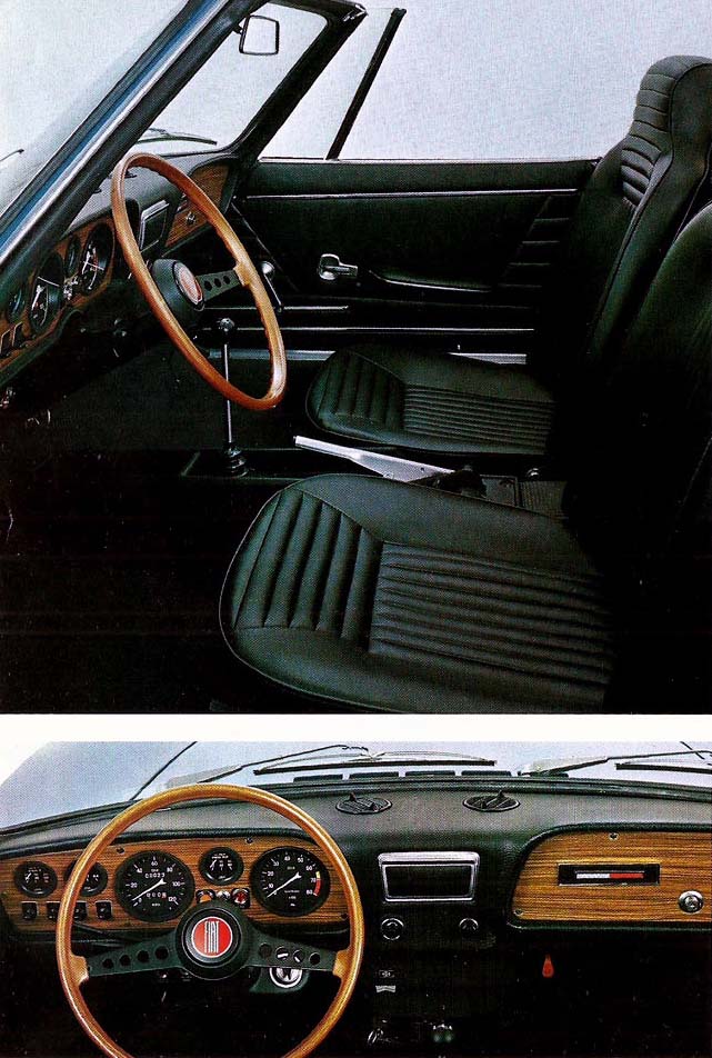 Gli interni della Fiat 850 Sport Spider, sedili e cruscotto