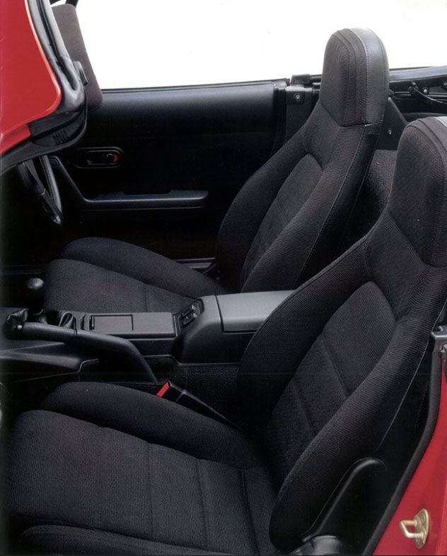 gli interni della Mazda MX-5 NA del 1990