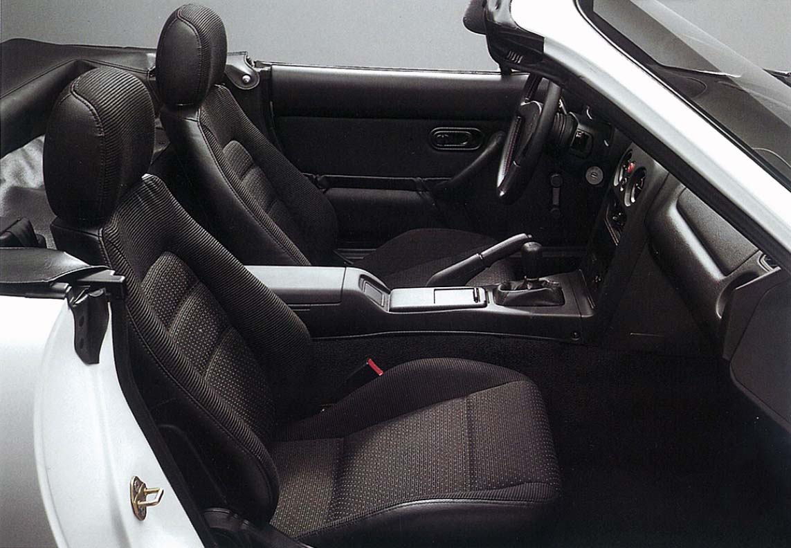 gli interni della Mazda MX-5 NA del 1996