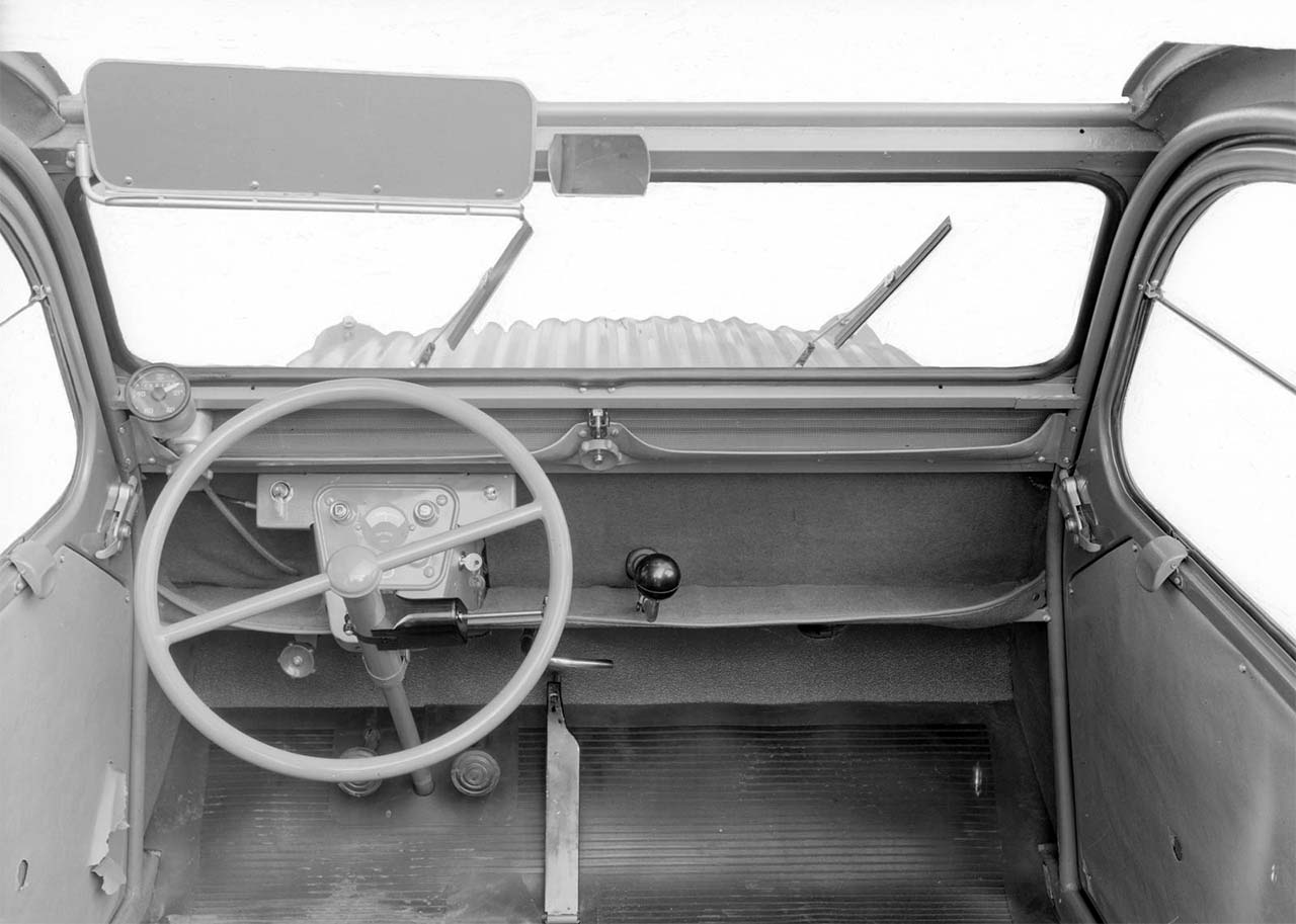 gli interni della Citroen 2CV del 1955