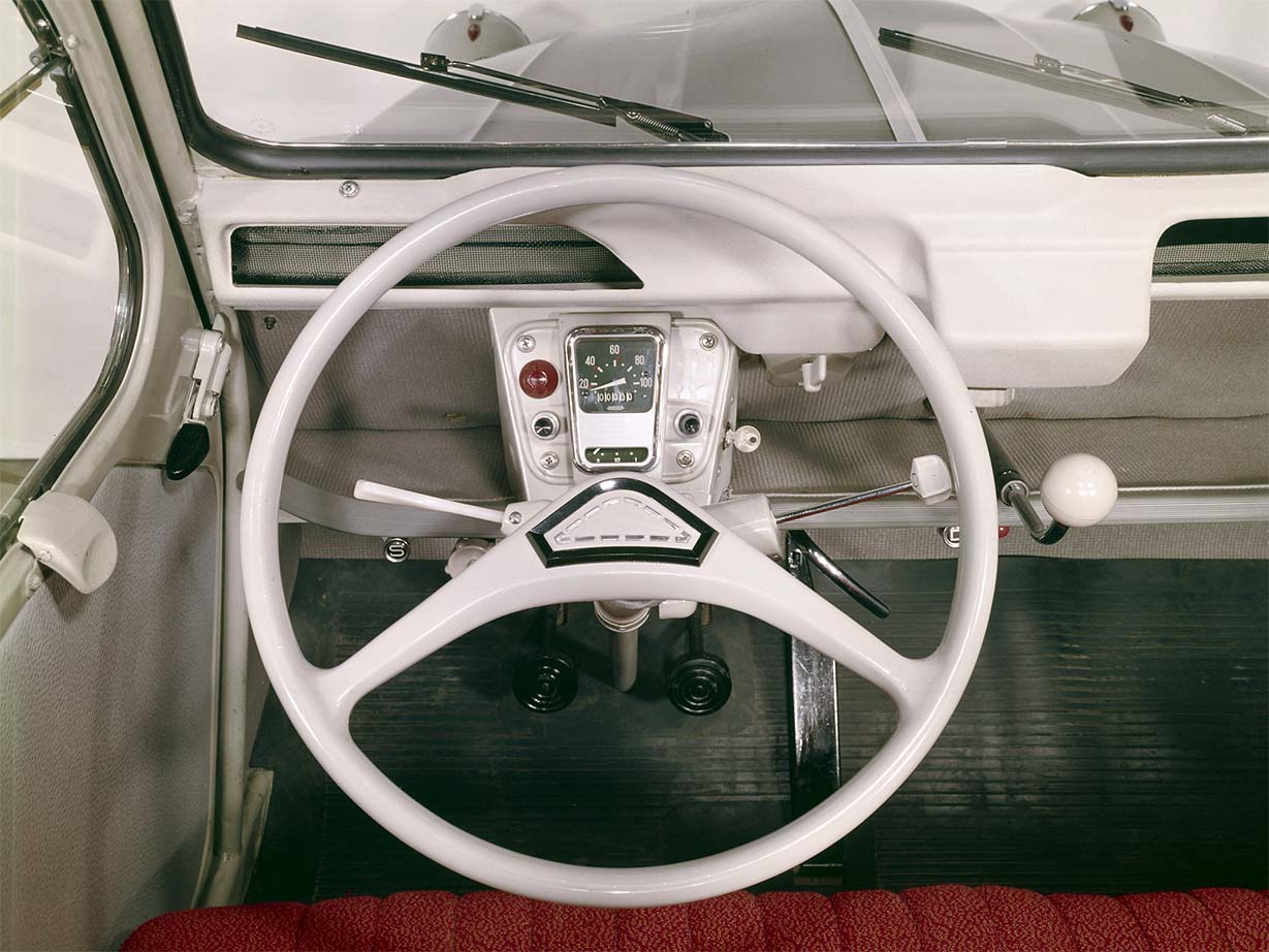gli interni della Citroen 2CV del 1962 con il nuovo volante