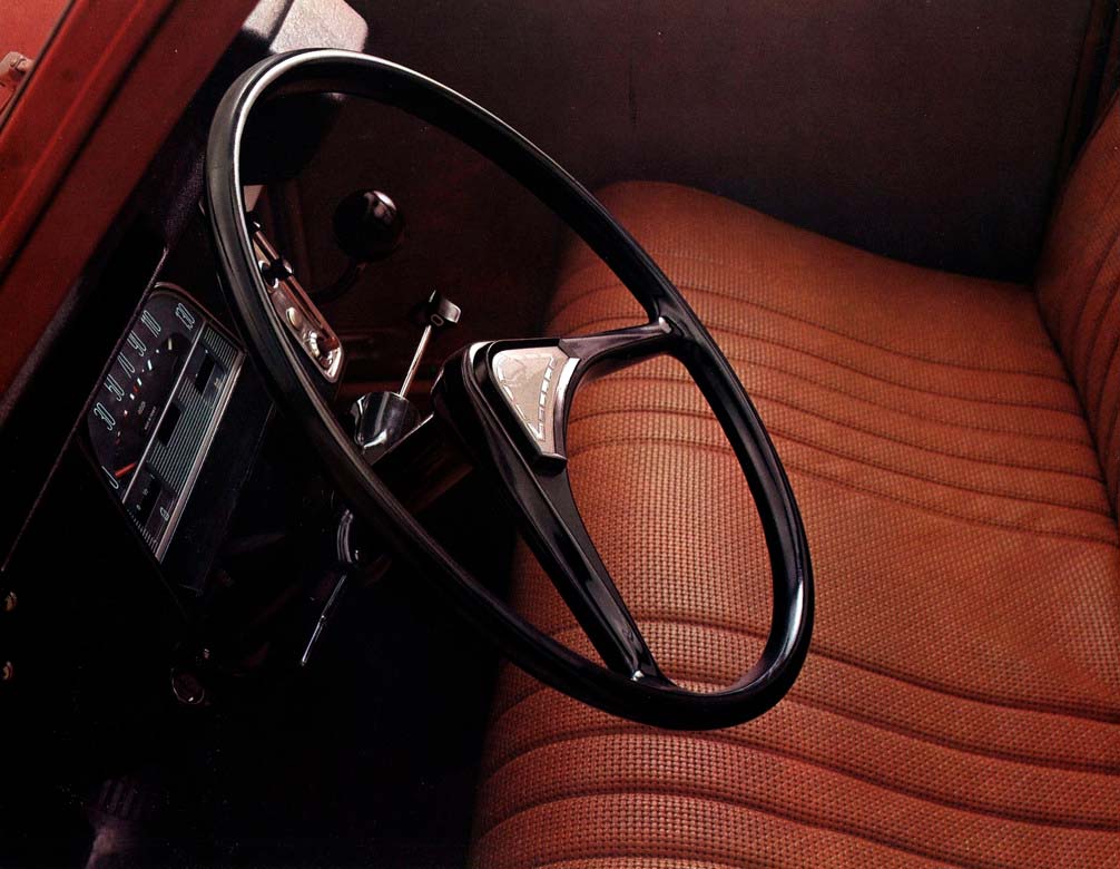 Gli interni della Citroen 2CV del 1970, particolare dei sedili, nuovo cruscotto e nuovo volante di colore nero