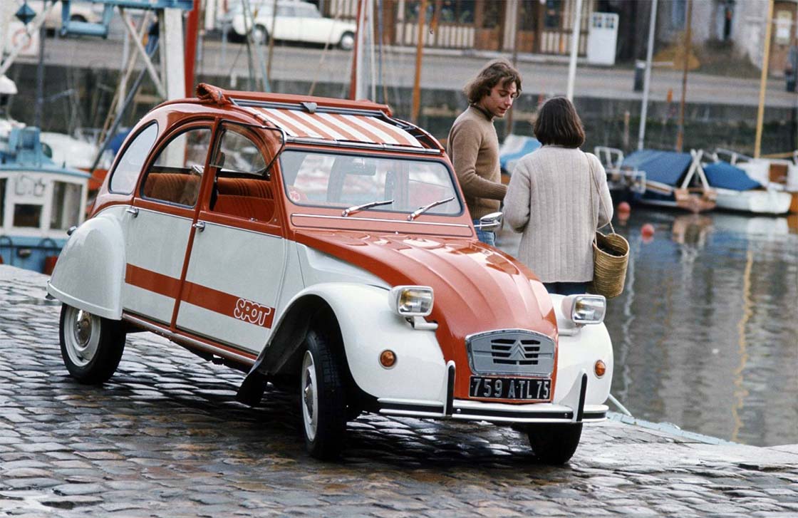 immagine ufficiale dela bellissima Citroën 2CV "Spot" del 1976, dove si può apprezzare l'abbinamento di colore inedito