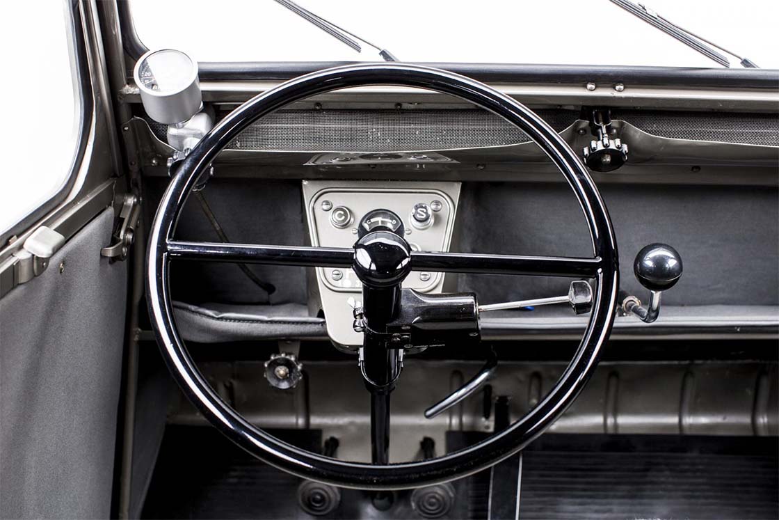 gli interni della citroen 2CV del 1950, il volante e il cruscotto