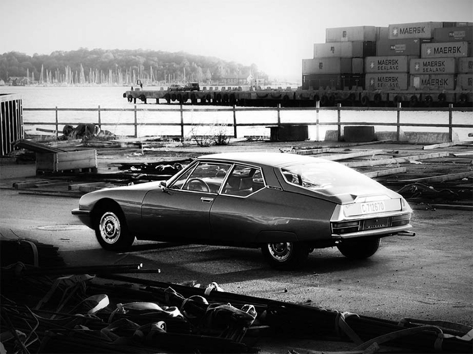 vista posteriore Citroën SM in un porto, immagine ufficiale