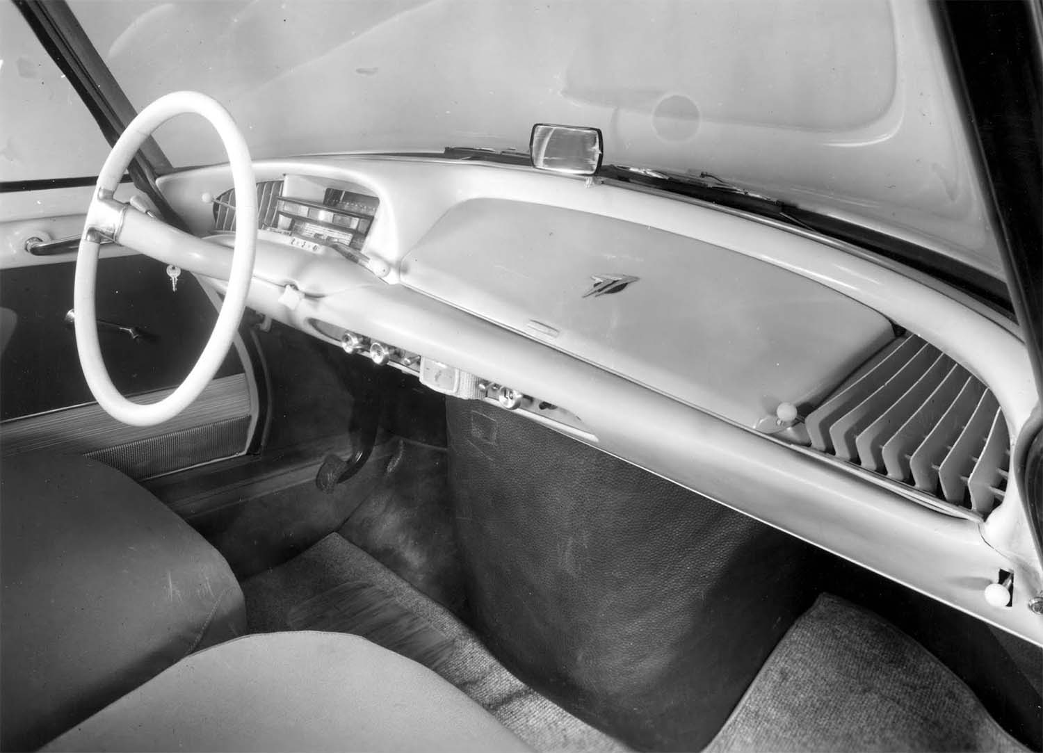una foto che ritrae il cruscotto di un primo esemplare di Citroën DS "Squalo"