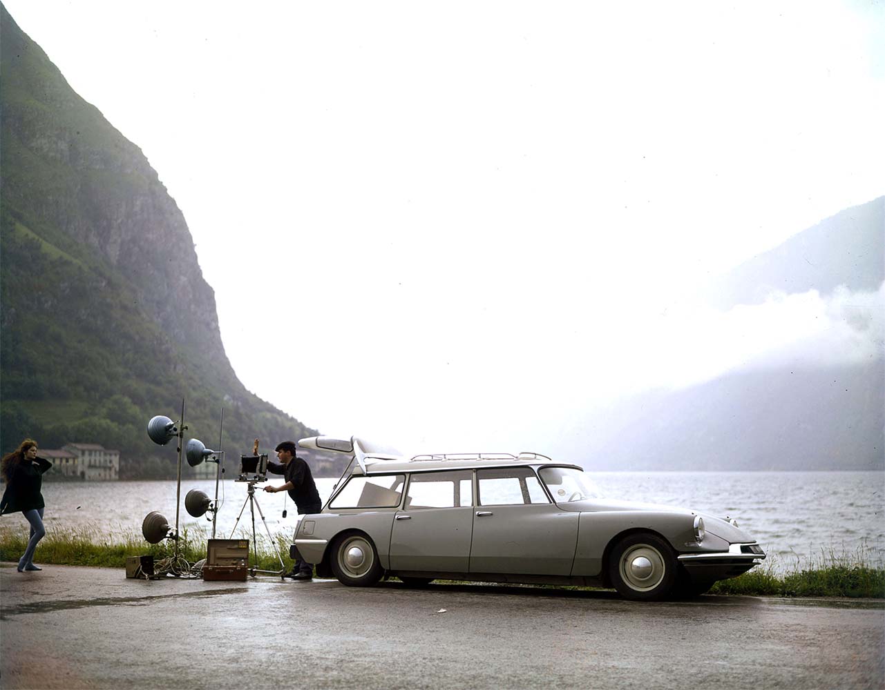 Immagini del 1960, la ID Break in un servizio fotografico sul lago di Como