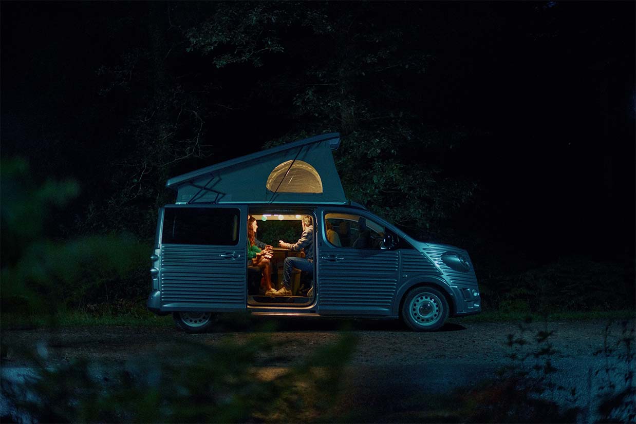 immagine in notturna che ritrae il Citroen Type Holidays in modalità campeggio