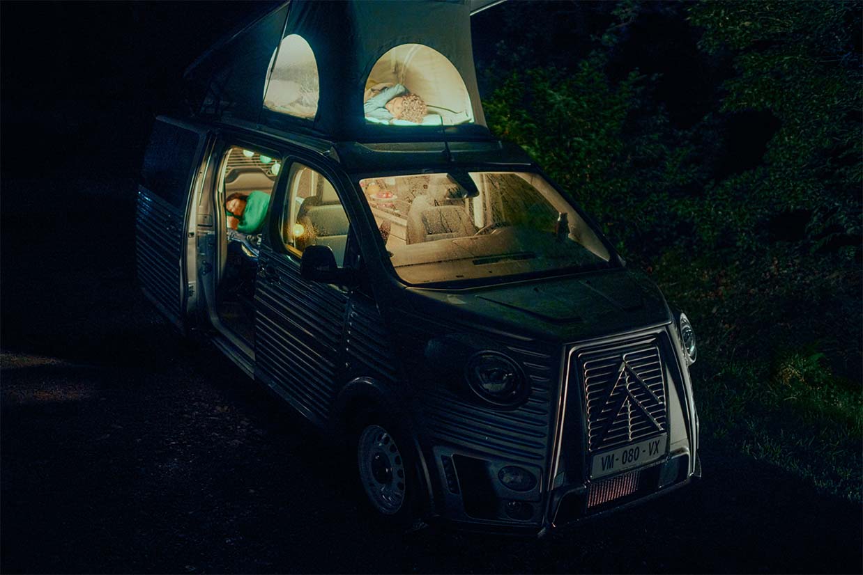 il camper van vintage di Citroen in modalità notte