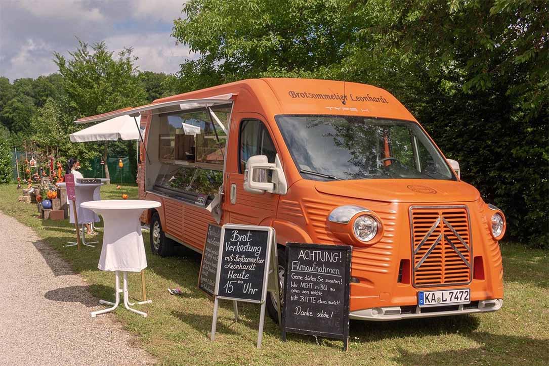 un food truck in stile vintage ispirato ai vecchi furgoni citroen anni '50 e anni '60