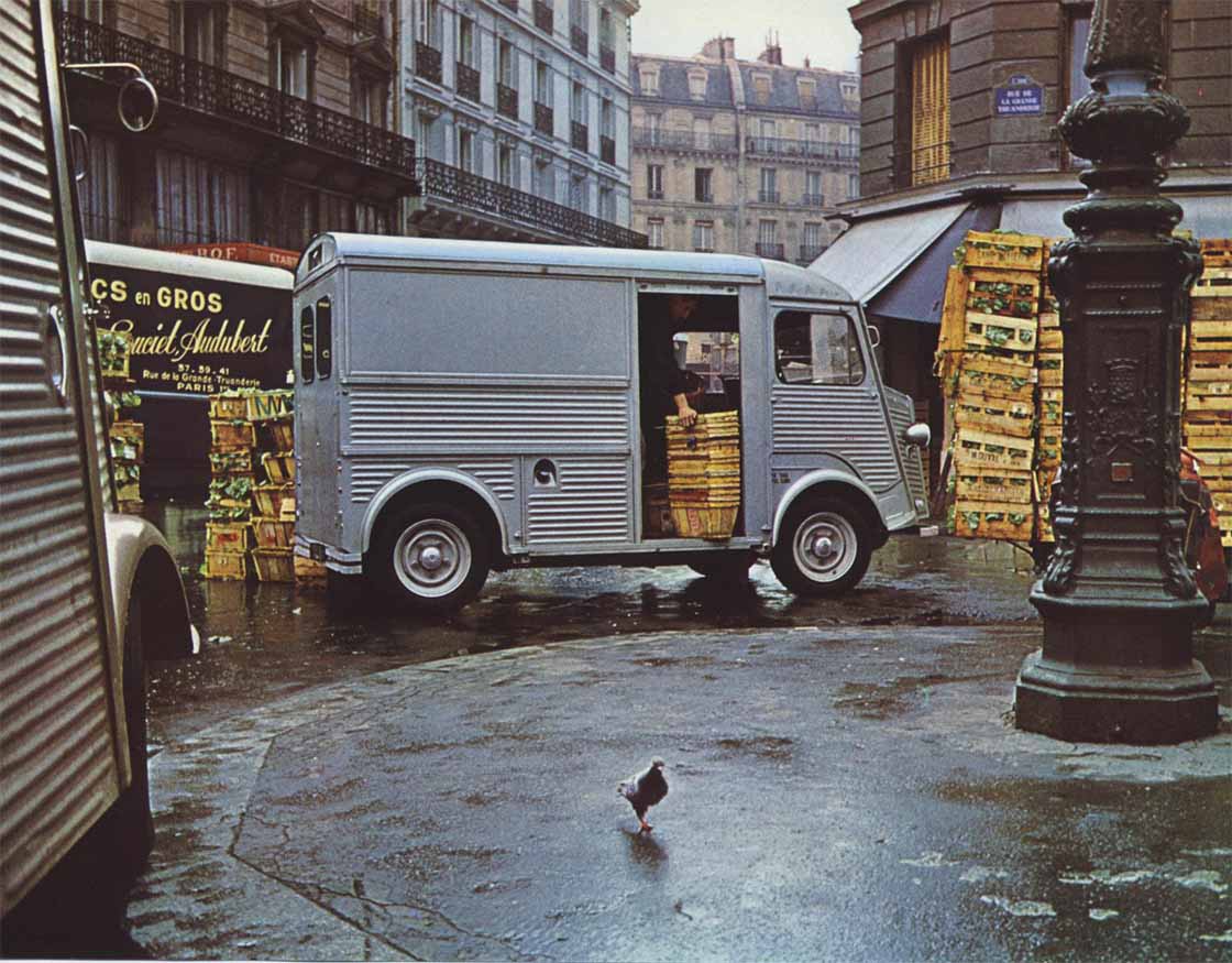 immagine d'epoca che ritrae il furgone Citroën Type H del 1966
