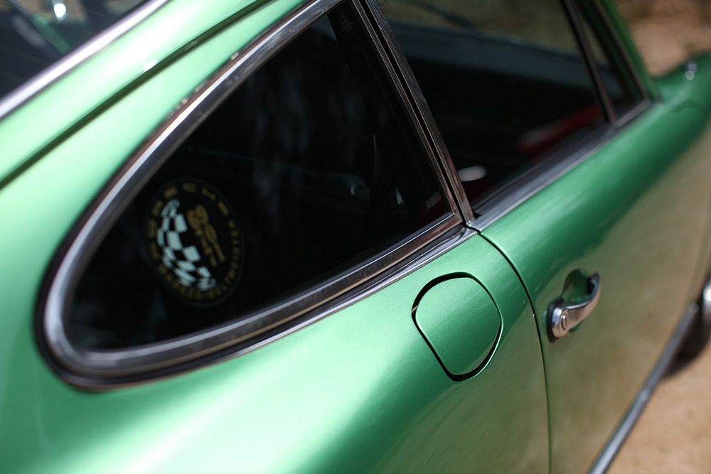 1971-72: la Porsche 911 con lo strano sportellino sul lato destro